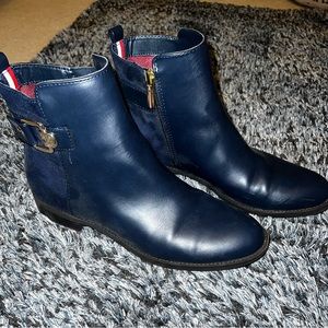 Super cute Tommy Hilfiger navy blue leather and suede boots.